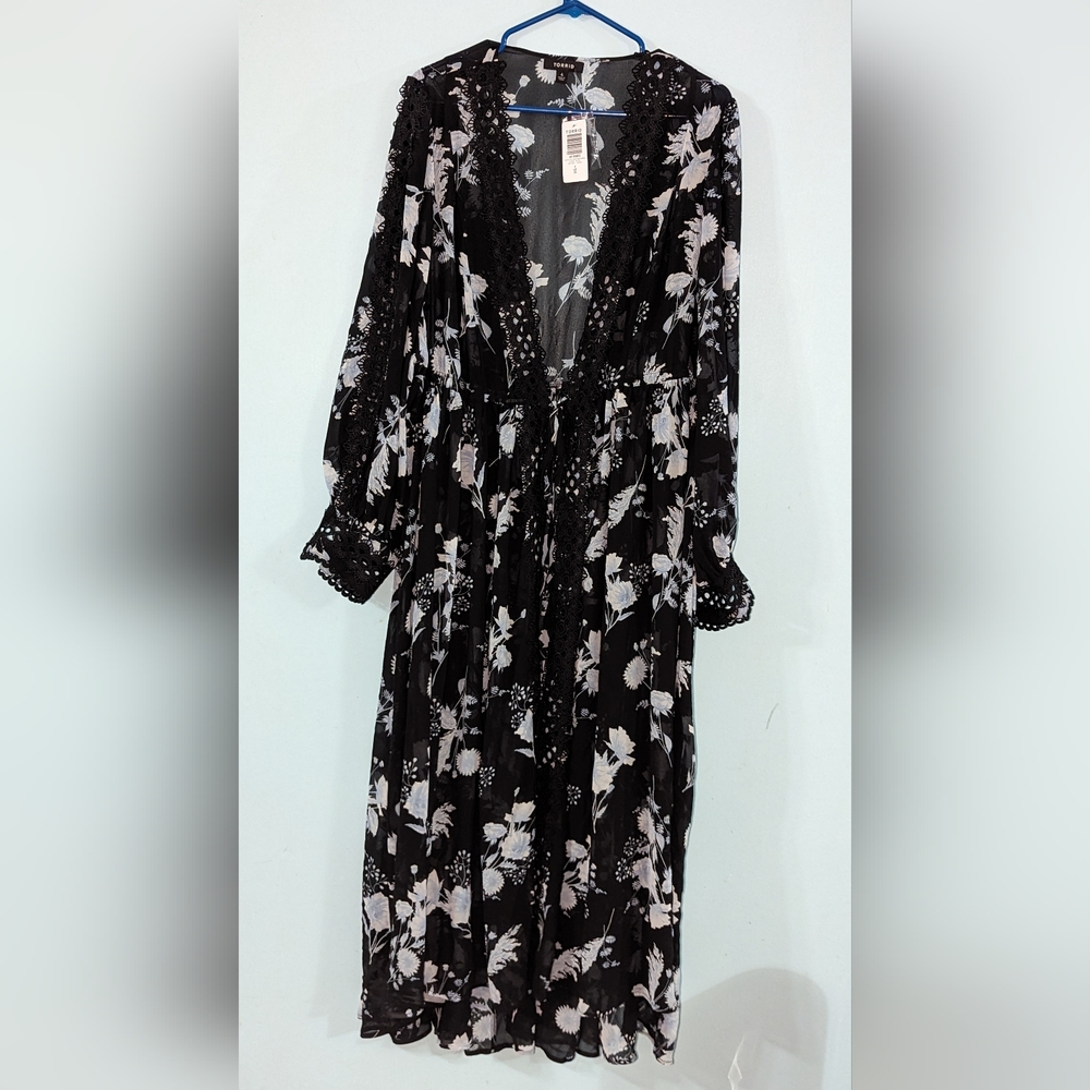 Torrid black floral kimono
